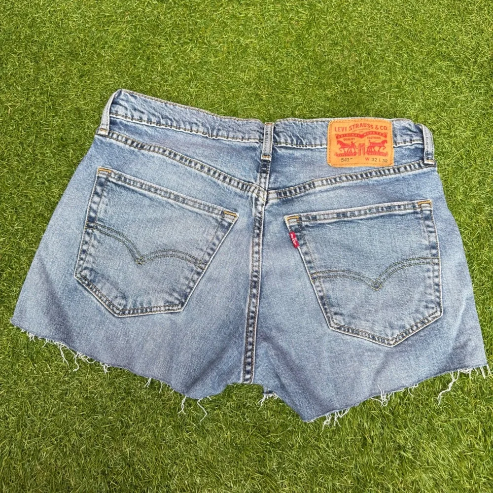 Levis 541 Jean Shorts Cut Off Blue Mens W32 Raw Hem Distressed